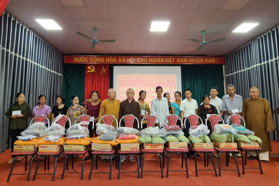 Đoàn Ban Từ thiện xã hội Phật giáo tỉnh Bình Thuận trao quà đến bà con tại tỉnh Tuyên Quang