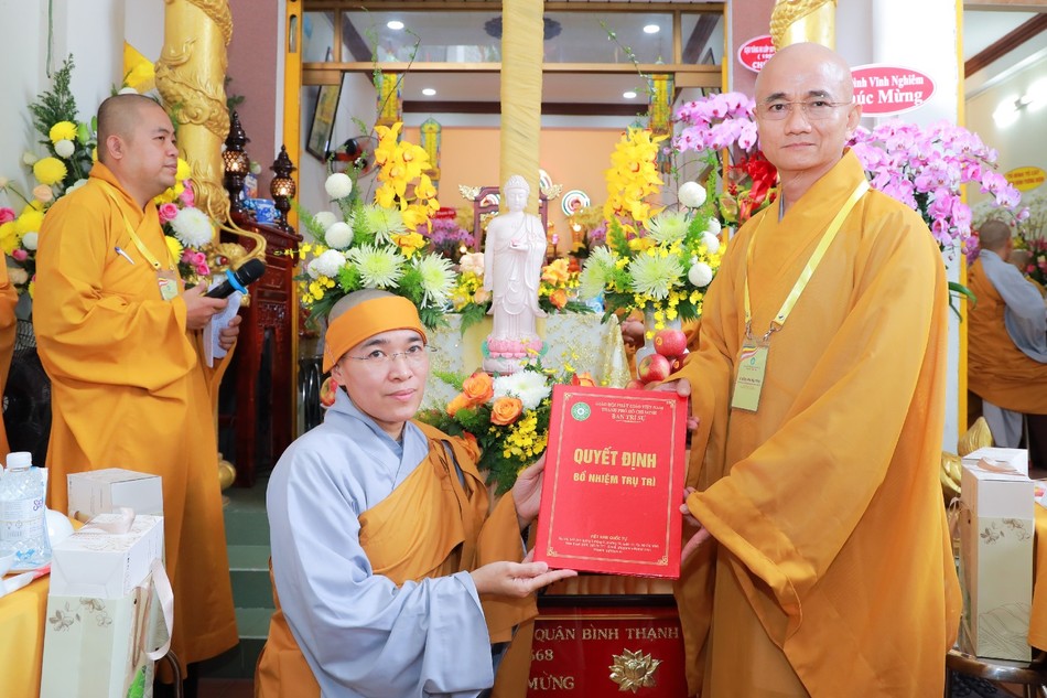 Thượng tọa Thích Thiện Quý trao quyết định bổ nhiệm Sư cô Thích nữ Tâm Đạo trụ trì Pháp Hoa thiền viện (Q.Bình Thạnh, TP.HCM)