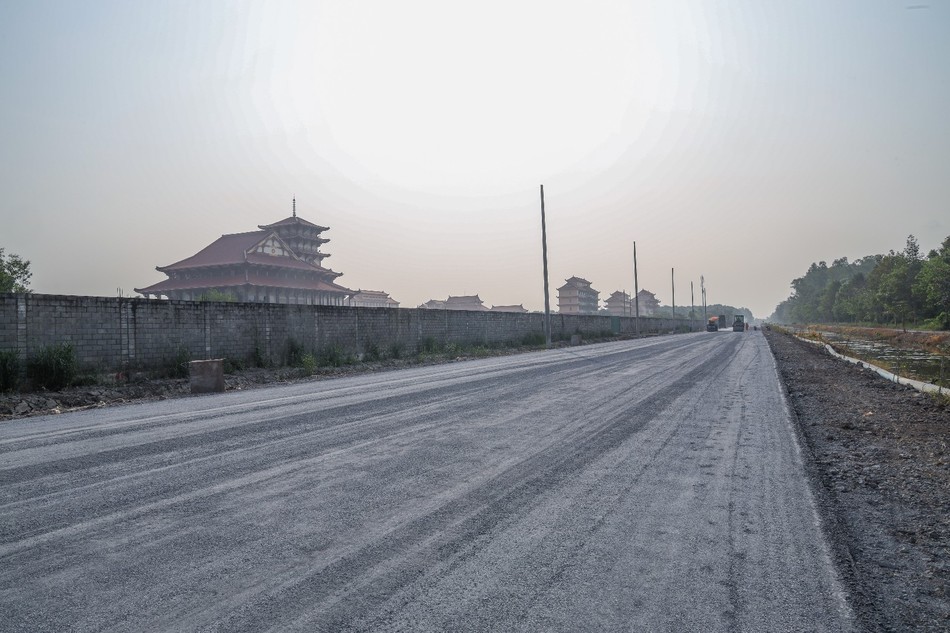 Con đường chính dẫn vào Cơ sở II - Học viện Phật giáo VN tại TP.HCM đang được trải nhựa - Ảnh: Nguyên Tài/BGN