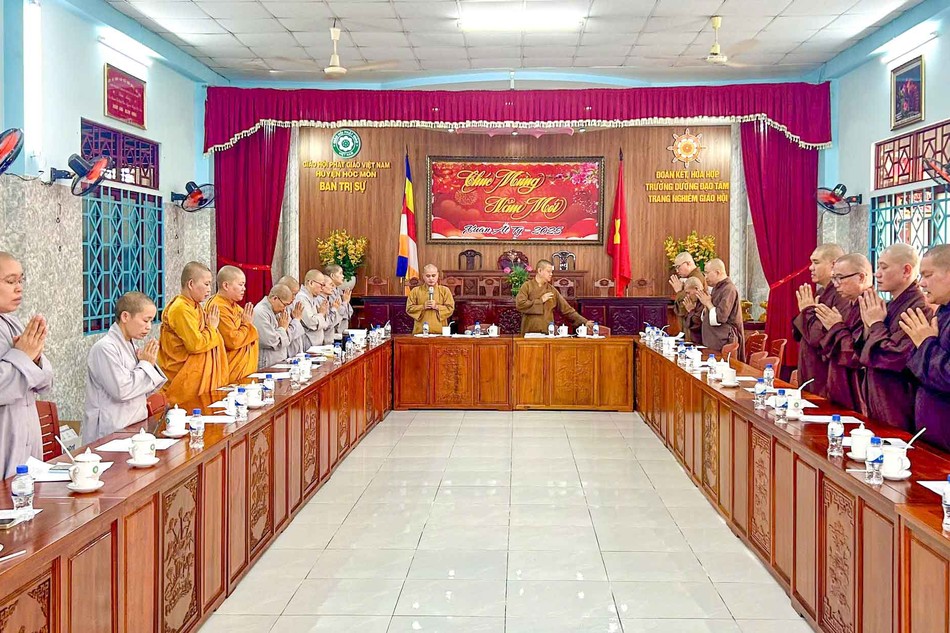 Chư tôn đức niệm Phật cầu gia hộ trước buổi họp