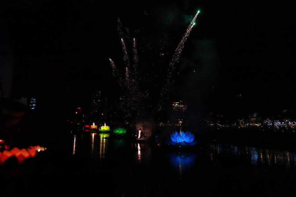 7 đóa sen được thắp sáng trên kênh Nhiêu Lộc, tối 4-5 - Ảnh: Trung Thắng