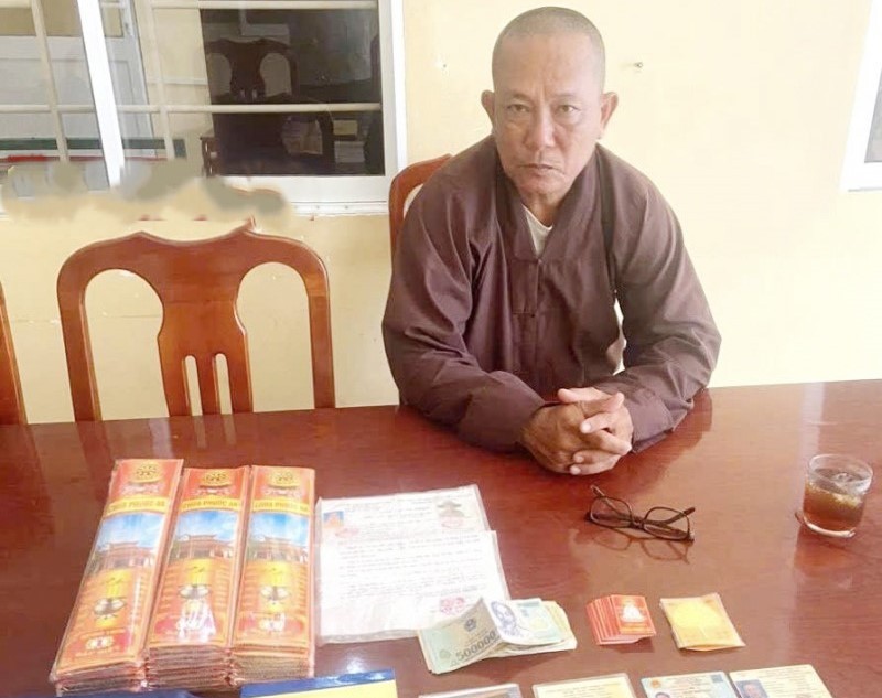 Đối tượng giả danh tu sĩ chùa Phước An (xã Gia thuận, tỉnh Đồng Tháp) đi bán nhang, kêu gọi từ thiện trong buổi làm việc tại cơ quan công an - Ảnh: CAND