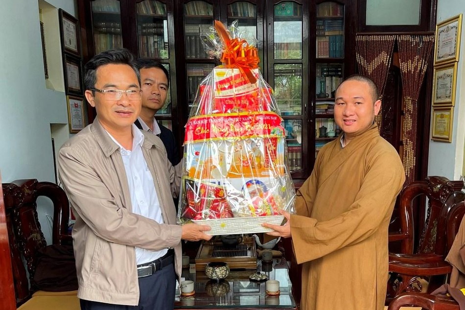 Ông Nguyễn Phi Hùng - Phó Chủ tịch Thường trực Ủy ban MTTQ Việt Nam tỉnh Quảng Nam chúc tết tại chùa Linh Bửu (xã Tam Thăng, TP.Tam Kỳ)