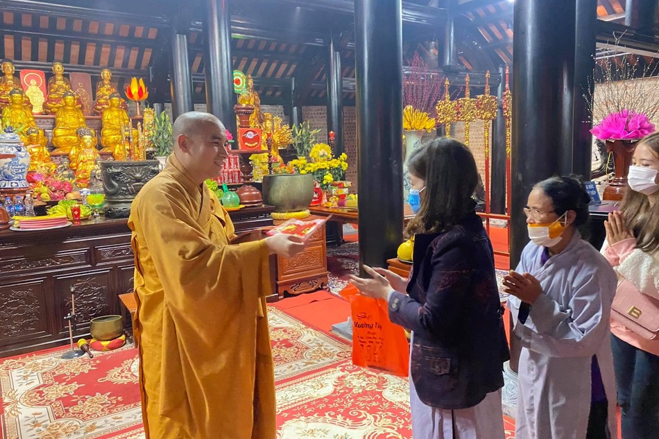 Phật tử về chùa Chí Linh (huyện Yên Thành ) lễ Phật và nhận lộc đầu năm