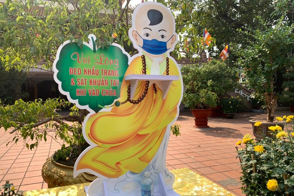 Ngay cổng ra vào chùa Pháp Lâm (TP.Đà Nẵng) và một số điểm chính, nhà chùa cho đặt các tấm biển lớn đề nghị khách ra vào chùa thực hiện các quy định về phòng dịch - Ảnh: Minh Trang