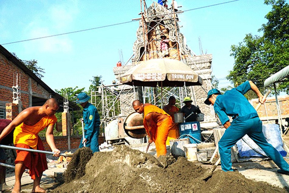 Dân quân tự vệ và Tăng sinh tham gia làm hàng rào chùa Sanvorpothinhen