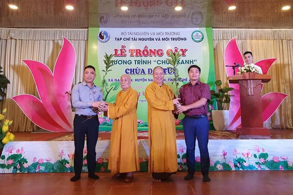 Đại diện Tạp chí Tài Nguyên và Môi trường trao tặng cây xanh cho chùa Đại Tuệ 