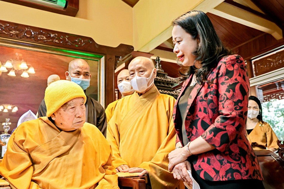 Phó Chủ tịch nước Võ Thị Ánh Xuân vấn an sức khỏe Trưởng lão Hòa thượng Thích Thanh Từ
