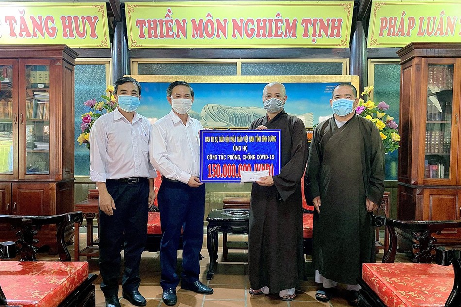 Hòa thượng Thích Huệ Thông trao 150 triệu đồng đến đại diện Ủy ban MTTQVN tỉnh Bình Dương 