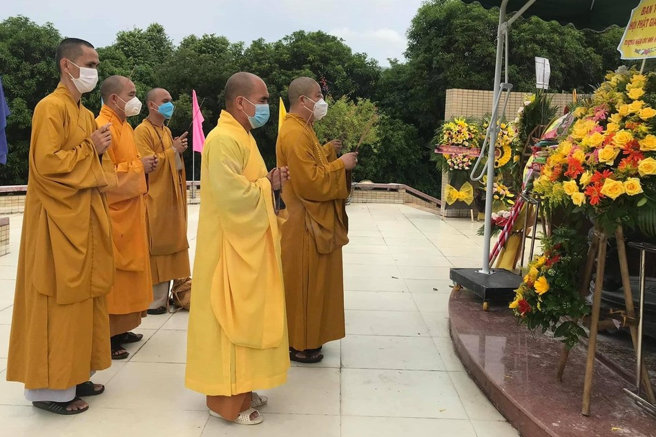 Ban Trị sự GHPGVN TP.Vinh dâng hương, hoa tại Nghĩa trang Liệt sĩ TP.Vinh