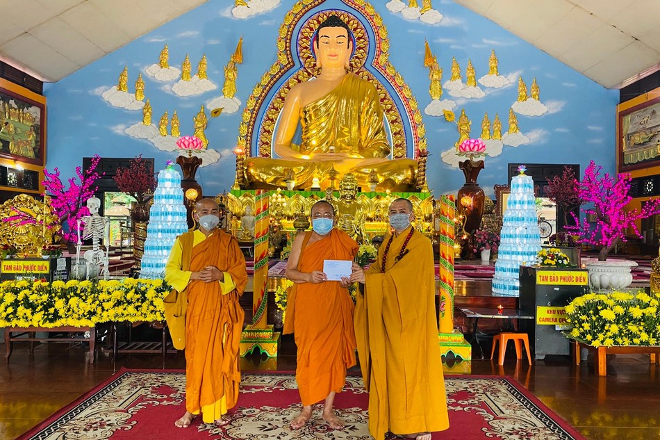 Hòa thượng Thích Bửu Chánh, trụ trì thiền viện Phước Sơn tiếp nhận phẩm vật cúng dường