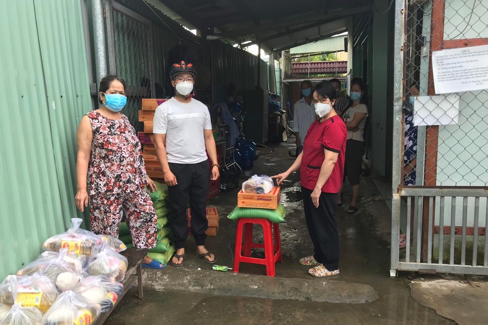 Trao quà của Câu lạc bộ Viên Hạnh đến những người trong các khu trọ thuộc phường Trường Thọ