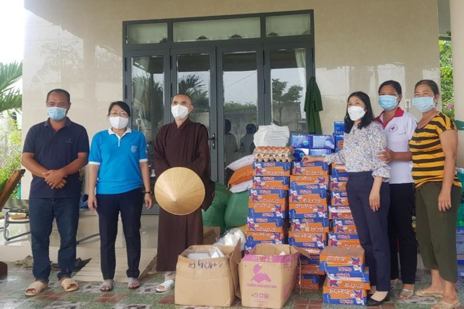 Đoàn tặng quà các hộ dân trong khu phong tỏa trên địa bàn xã Tân Lập