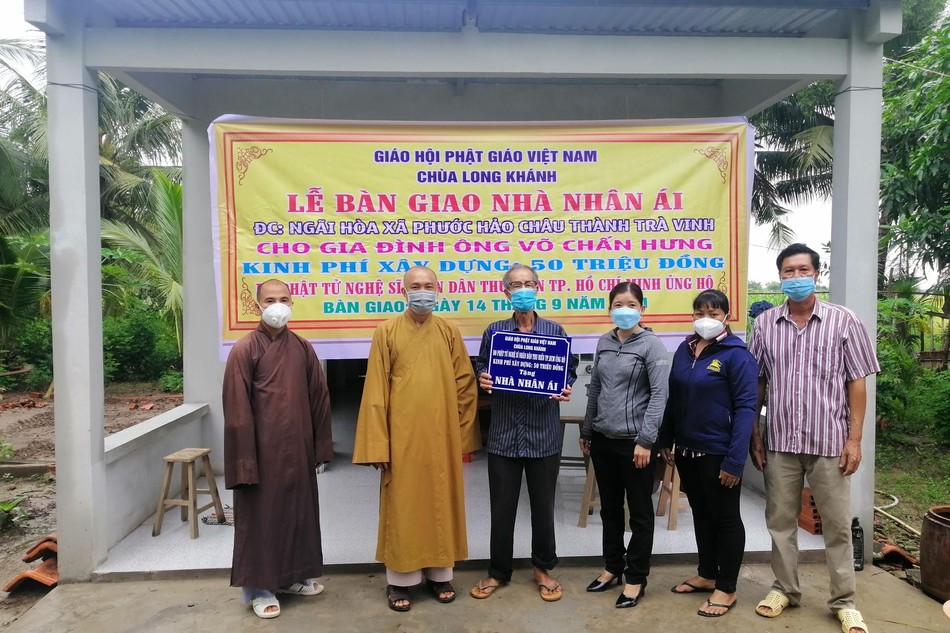 Bàn giao nhà nhân ái đến gia đình ông Võ Chấn Hưng