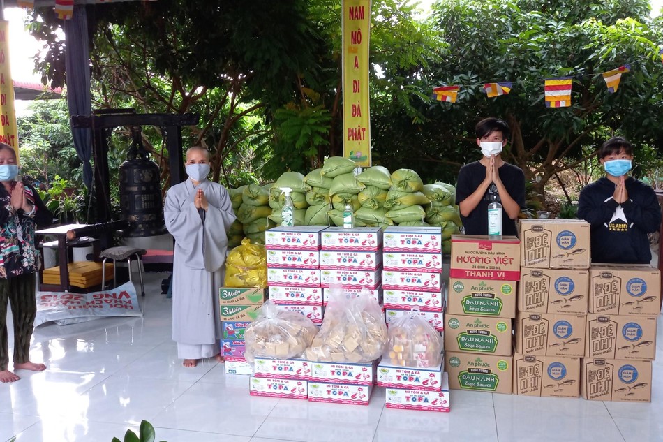 Những phần quà được chùa Quan Âm chia sẻ với bà con nghèo