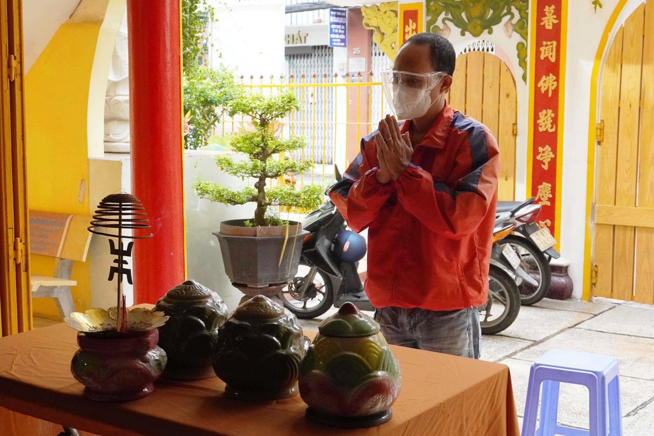 Người thân gia đình gửi tro cốt thờ tạm tại chùa Long Hoa