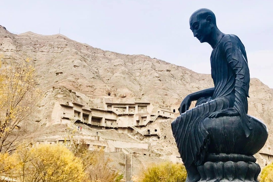 Tượng đại sư Kumarajiva trước Thiên Phật động Kizil