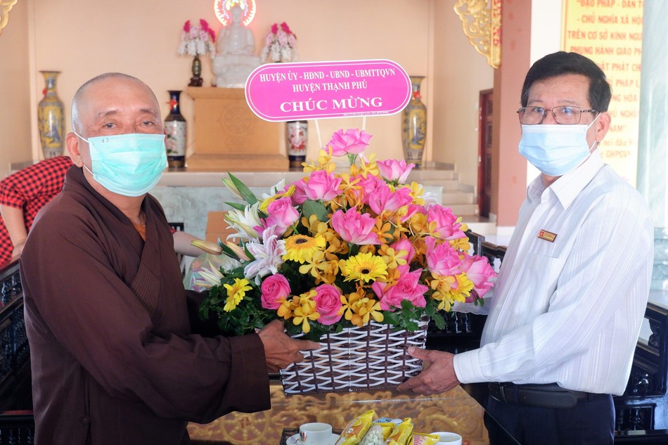 Thượng tọa Thích Thiện Hạnh đón nhận lẵng hoa chúc mừng từ lãnh đạo huyện Thạnh Phú, tỉnh Bến Tre