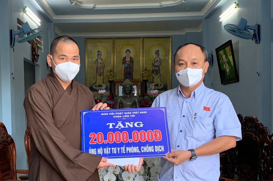 Ông Lê Thanh Phong, Chủ tịch UBND phường 5, TP.Vũng Tàu nhận số tiền hỗ trợ từ chùa Liên Trì