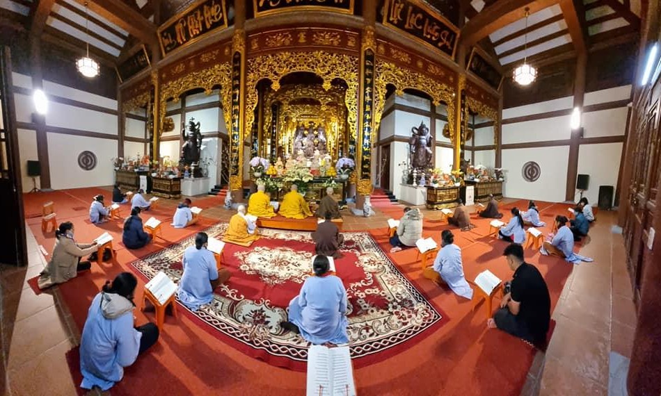 Chư Tăng, Phật tử chùa Đại Tuệ tụng kinh Dược sư cầu an đầu năm