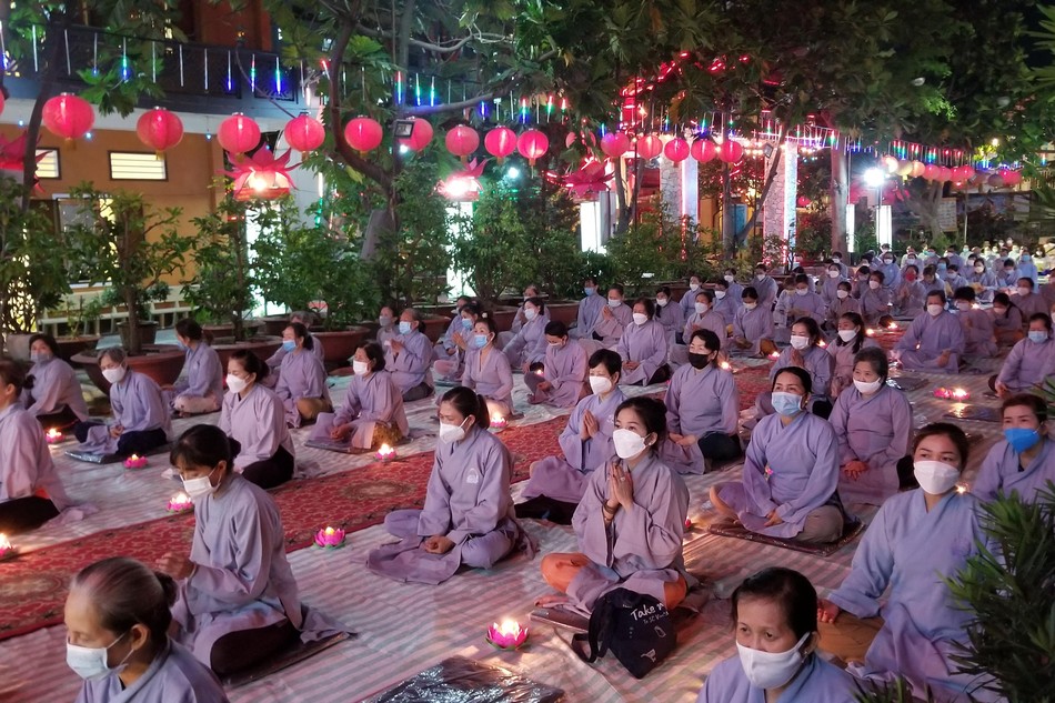 Phật tử tham dự lễ khánh đản Bồ-tát Quán Thế Âm tại chùa Liên Hoa (quận 8, TP.HCM)