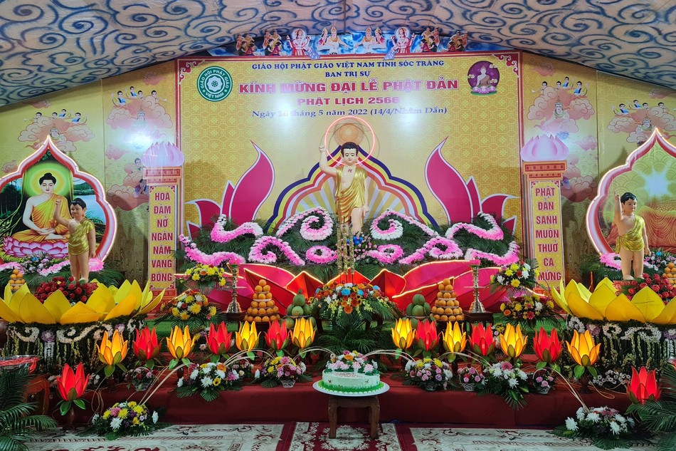 Lễ đài Kính mừng Đại lễ Phật đản Phật lịch 2566 tại chùa Hương Sơn