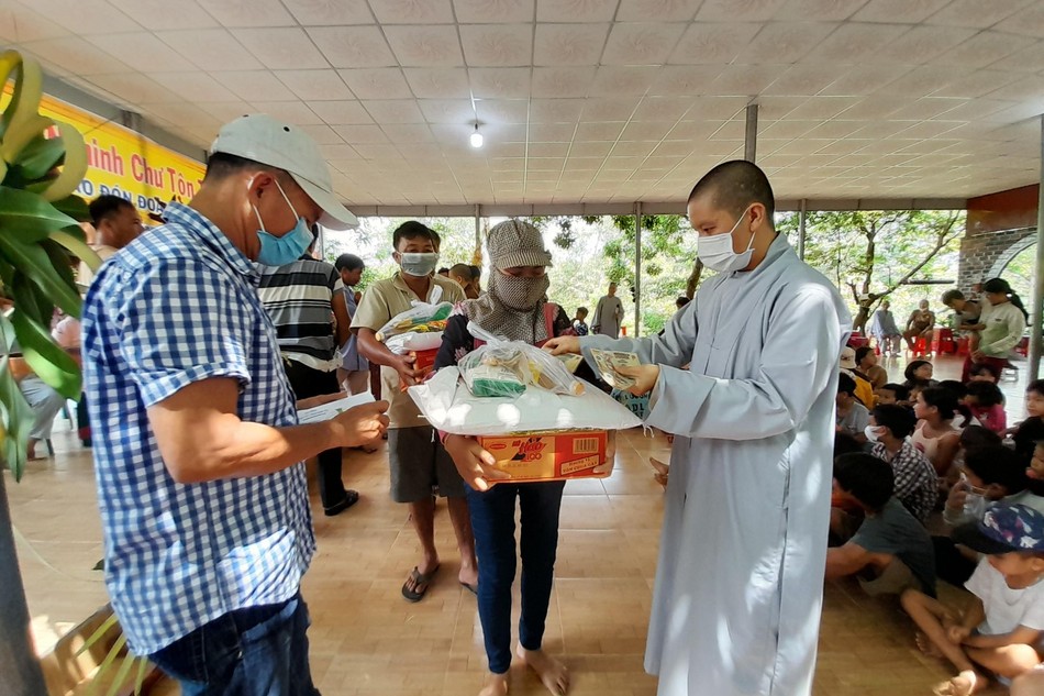 Ban Từ thiện Phật giáo thị xã La Gi kết hợp chùa Bửu Lâm trao quà đồng bào người dân tộc