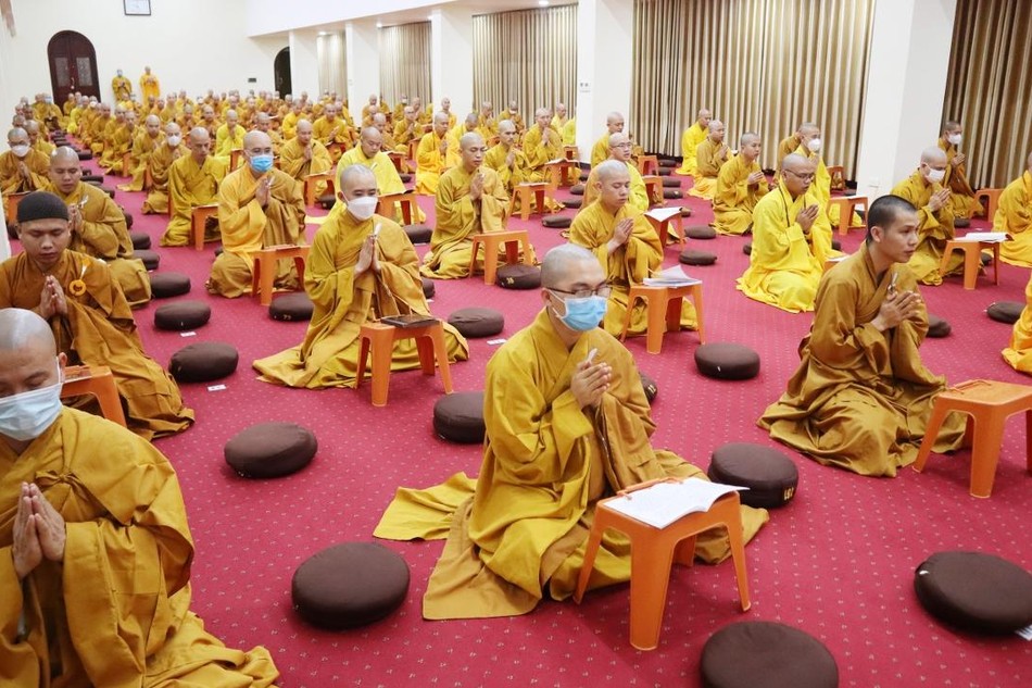 Chư Tăng Học viện Phật giáo VN tại Hà Nội tham dự lễ bố-tát
