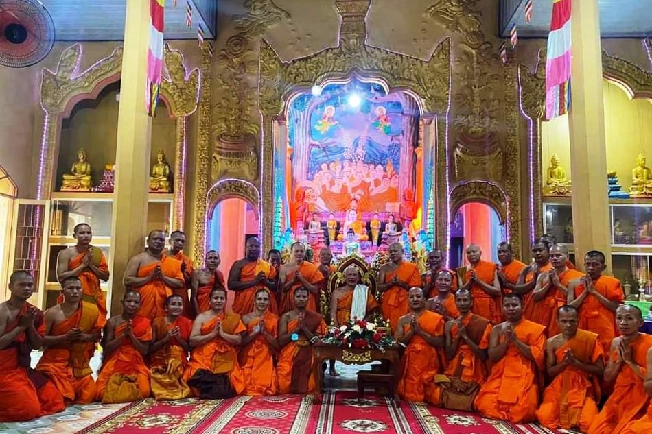 Chư Tăng chụp ảnh lưu niệm cùng Hòa thượng Thạch Sen