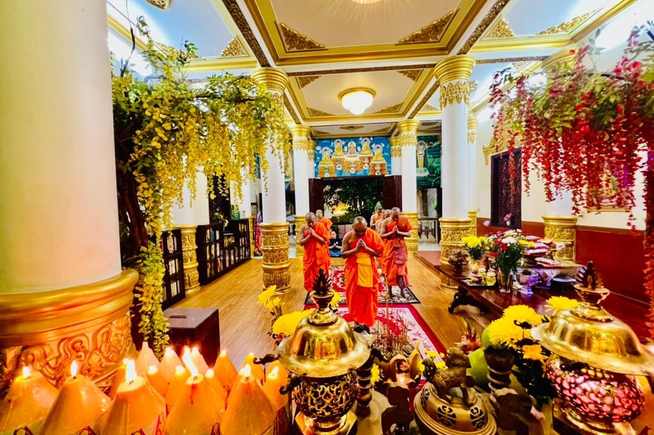 Chư Tăng chùa PituKhôsa RăngSay đảnh lễ Tam bảo