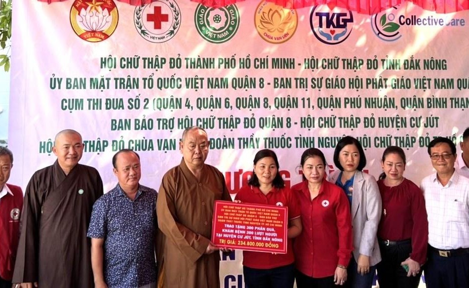 Ban Trị sự GHPGVN quận 8 hỗ trợ khám bệnh, mổ mắt miễn phí cho bà con nghèo