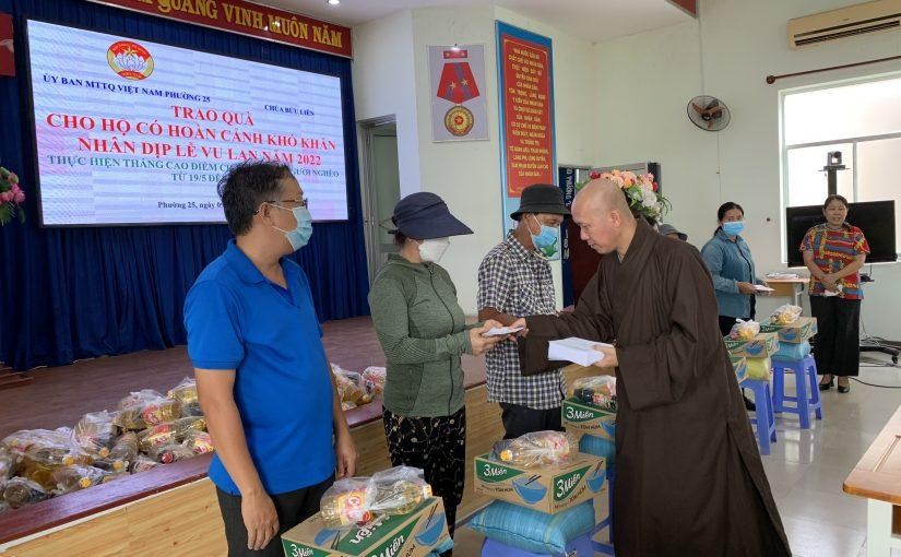 Các tự viện ở quận Bình Thạnh trao quà từ thiện nhân mùa Vu lan - Báo hiếu