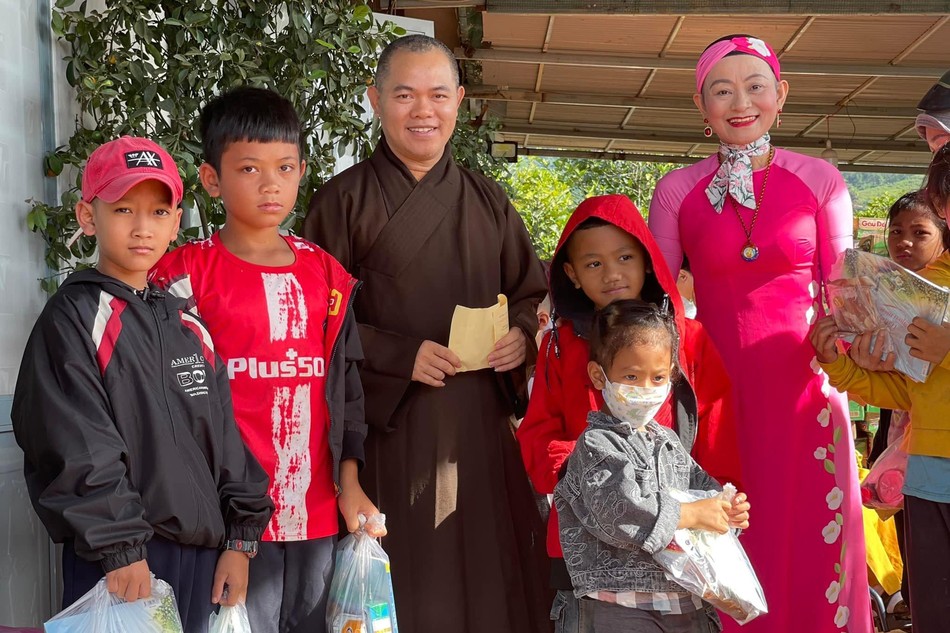 Chùa Hòa Khánh trao quà đến các em học sinh có hoàn cảnh khó khăn