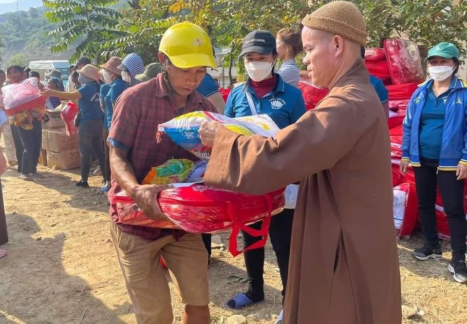 Tặng quà đến bà con gặp khó khăn sau bão Noru