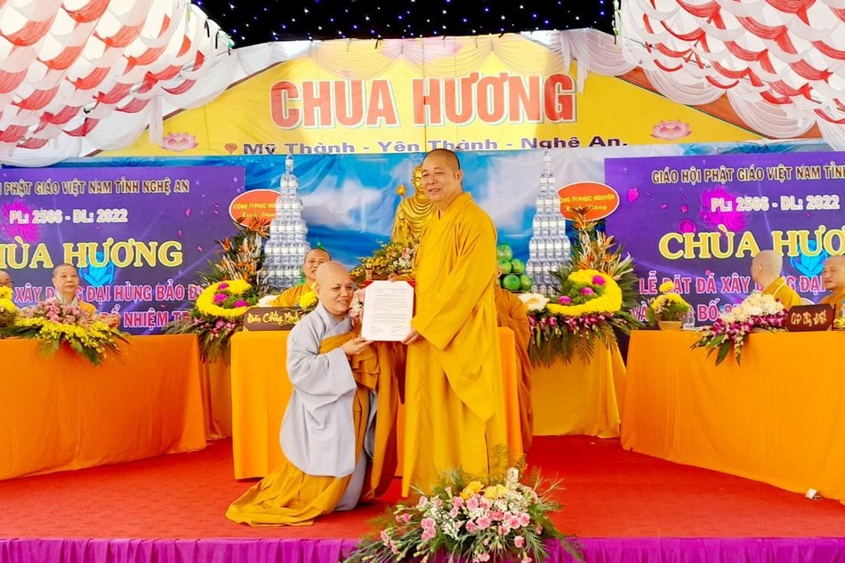 Thượng tọa Thích Thọ Lạc trao quyết định bổ nhiệm trụ trì chùa Hương đến Sư cô Thích nữ Huệ Tịnh