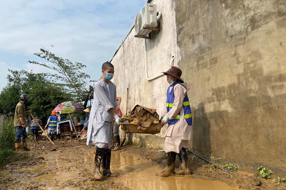 Dọn bùn để khai thông các tuyến đường đi lại