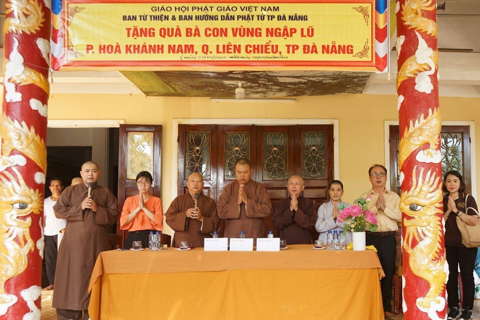 Phật giáo Đà Nẵng tặng quà, chia sẻ khó khăn cùng bà con bị lũ lụt