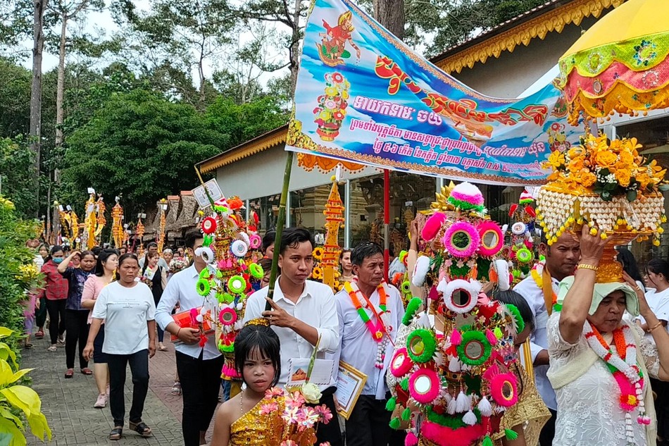 Phật tử nhiễu y quanh chánh điện chùa Âng