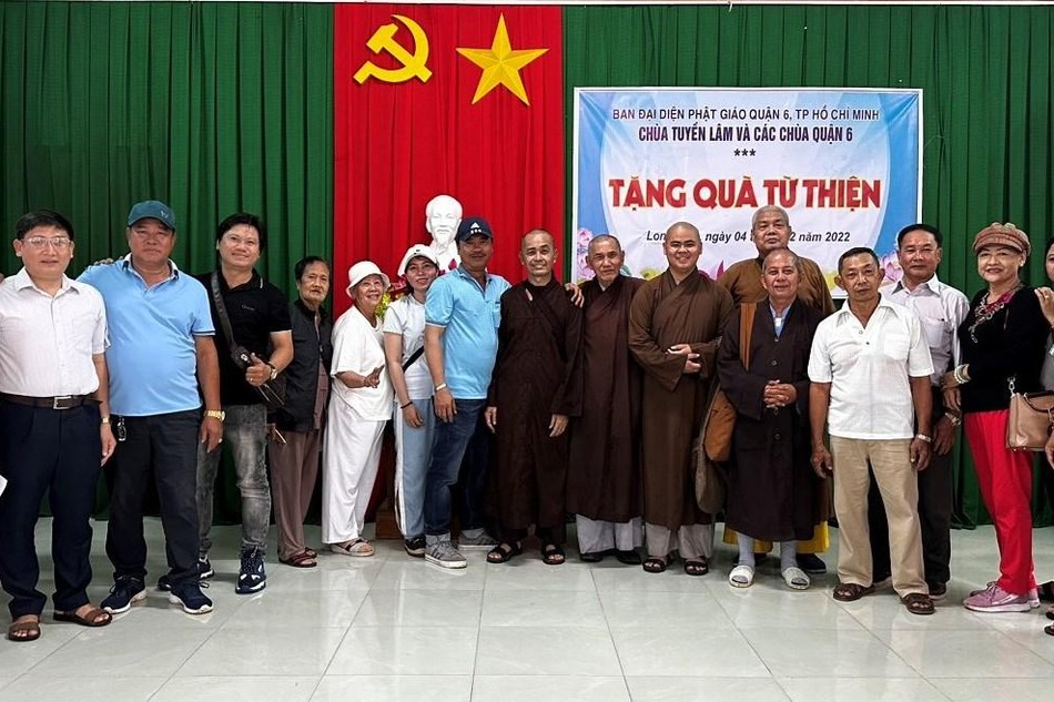 Ban Trị sự GHPGVN quận 6 cùng các chùa tặng quà từ thiện tại Quảng Ngãi