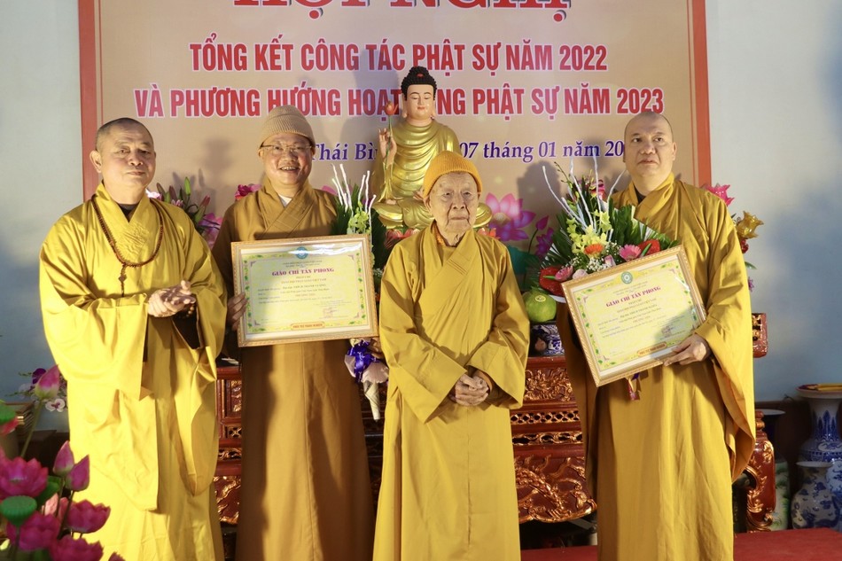 Trưởng lão Hòa thượng Thích Thanh Dục trao giáo chỉ tấn phong giáo phẩm đến chư tôn đức