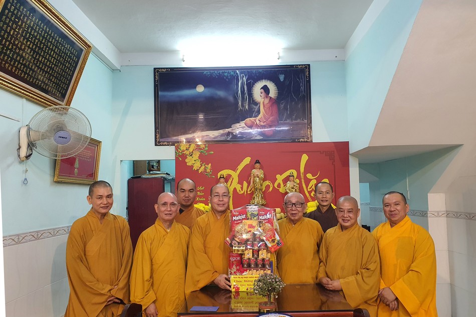 Chư tôn đức Thường trực Ban Trị sự GHPGVN quận Tân Bình dâng quà chúc Tết Hòa thượng Thích Như Tín