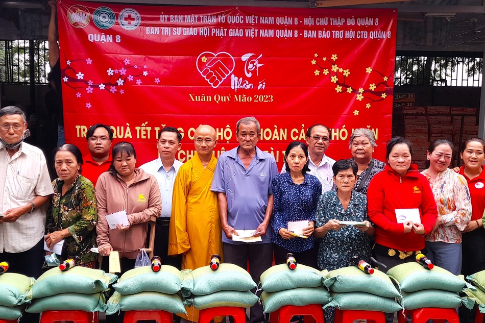 Thượng tọa Thích Thiện Quý, trụ trì chùa Liên Hoa trao quà đến bà con có hoàn cảnh khó khăn