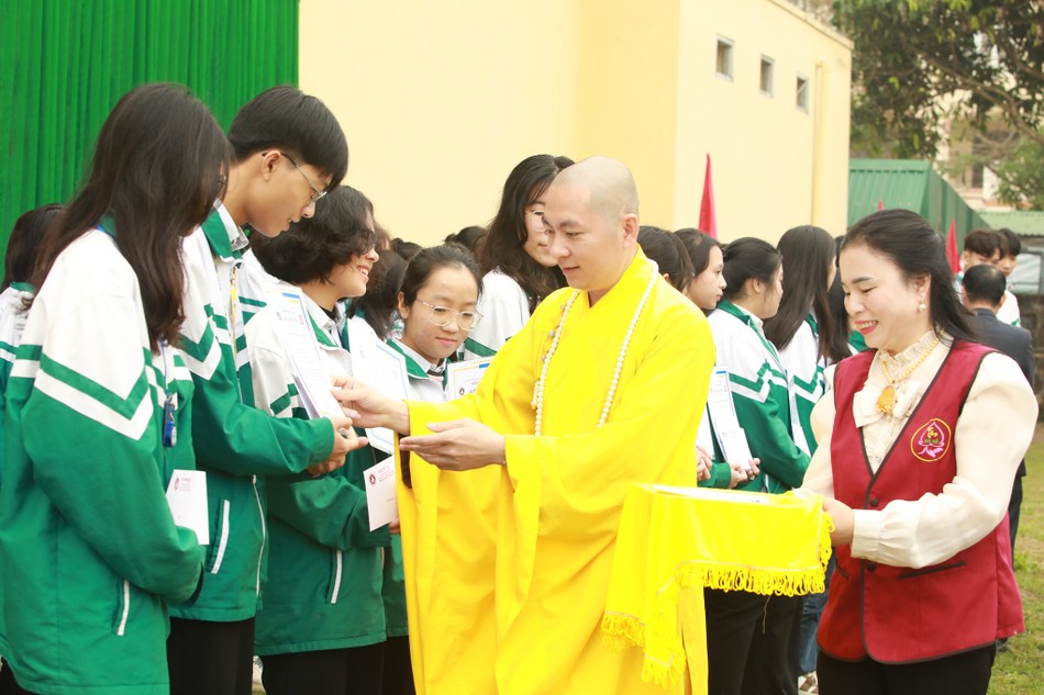 Chùa Cổ Am trao học bổng "Nâng bước nhân tài"