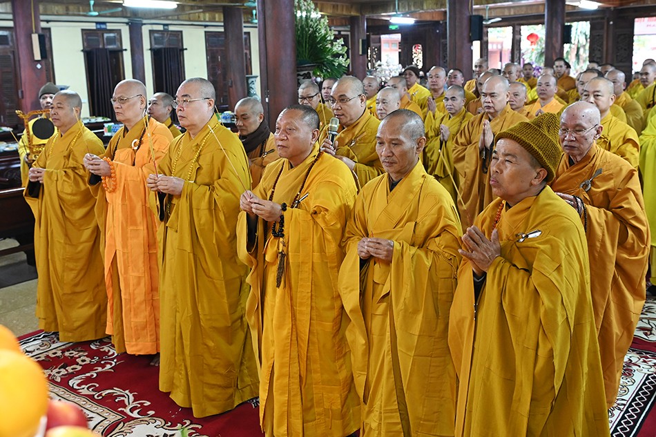 Chư tôn đức dâng hương trước Giác linh đài Đức Đệ nhị Pháp chủ GHPGVN