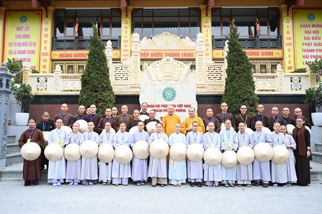 Tăng Ni sinh Trường Trung cấp Phật học tỉnh Thừa Thiên Huế hành hương về đất Tổ