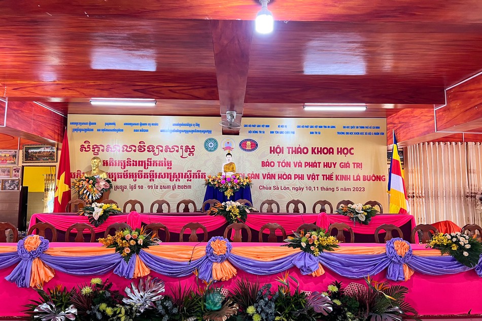 Hội trường diễn ra Hội thảo khoa học “Bảo tồn và phát huy giá trị văn hóa phi vật thể kinh lá buông”