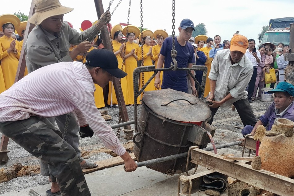 Các nghệ nhân đến từ Thừa Thiên Huế rót đồng đúc đại hồng chung chùa Non Nước