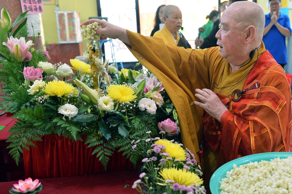 Hòa thượng Thích Duy Trấn trụ trì chùa Liên Hoa (Q.11) dâng hoa thơm cúng dường trong lễ Mộc dục