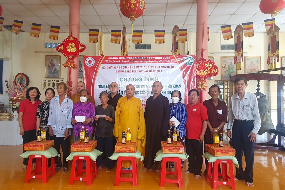 Phật giáo Q.8 tặng quà người nghèo nhân mùa Phật đản