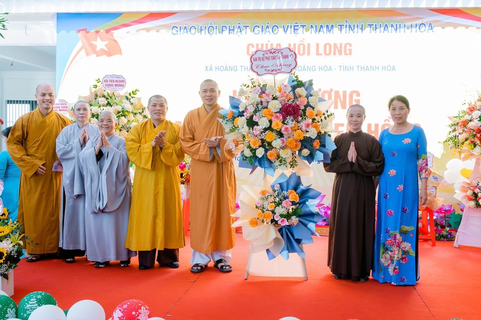Thượng tọa Thích Tâm Đức và lãnh đạo Ban Trị sự GHPGVN tỉnh tặng hoa chúc mừng nhân lễ khánh thành Trường Mầm non Búp Sen Hồng - Chùa Hồi Long